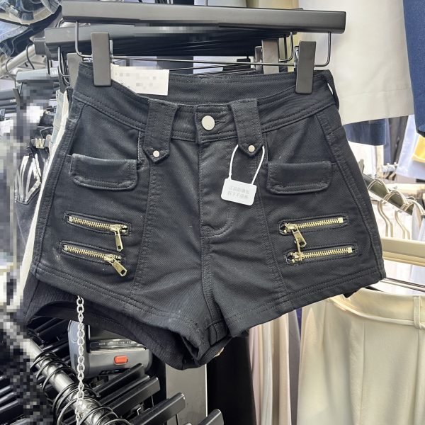 Design Sense Chain Decoration Fashion Denim Shorts - Image 2